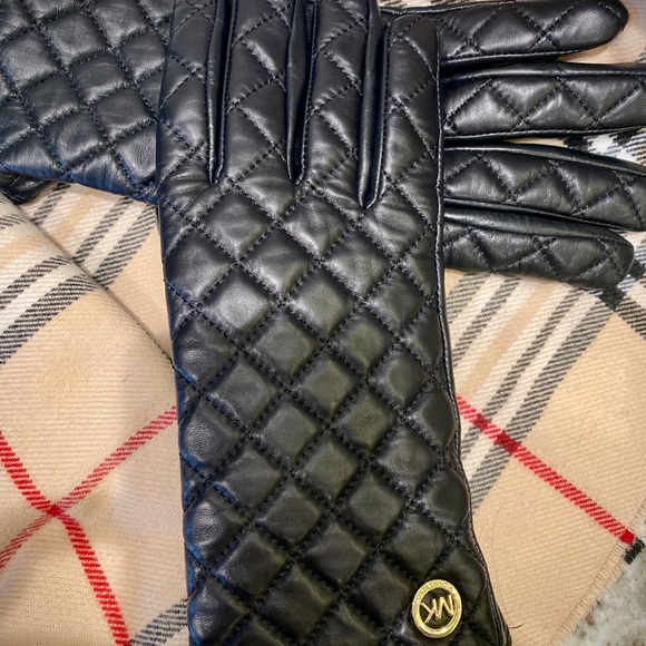 Michael Kors Quilted Leather Tech Gloves - Picture 5 of 7